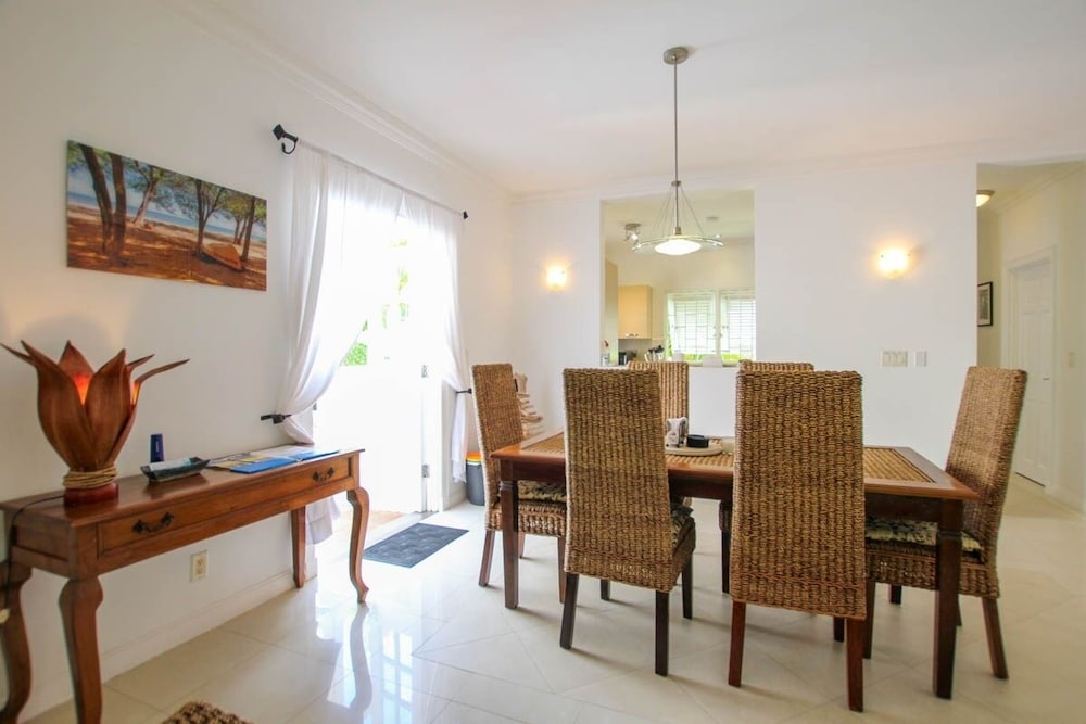 Large Townhouse with Plunge Pool, 3 mins from Beach - Turtle View 2 by BSL Rentals