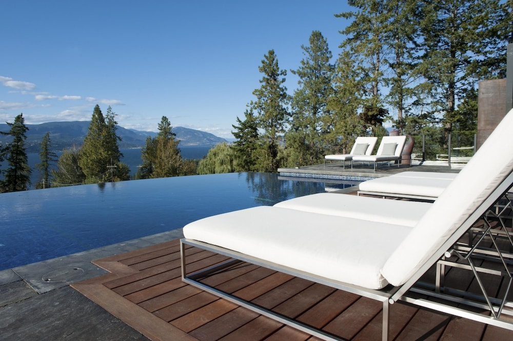 Lakeview Luxury Home in Vineyard w Infinity Pool hot tub