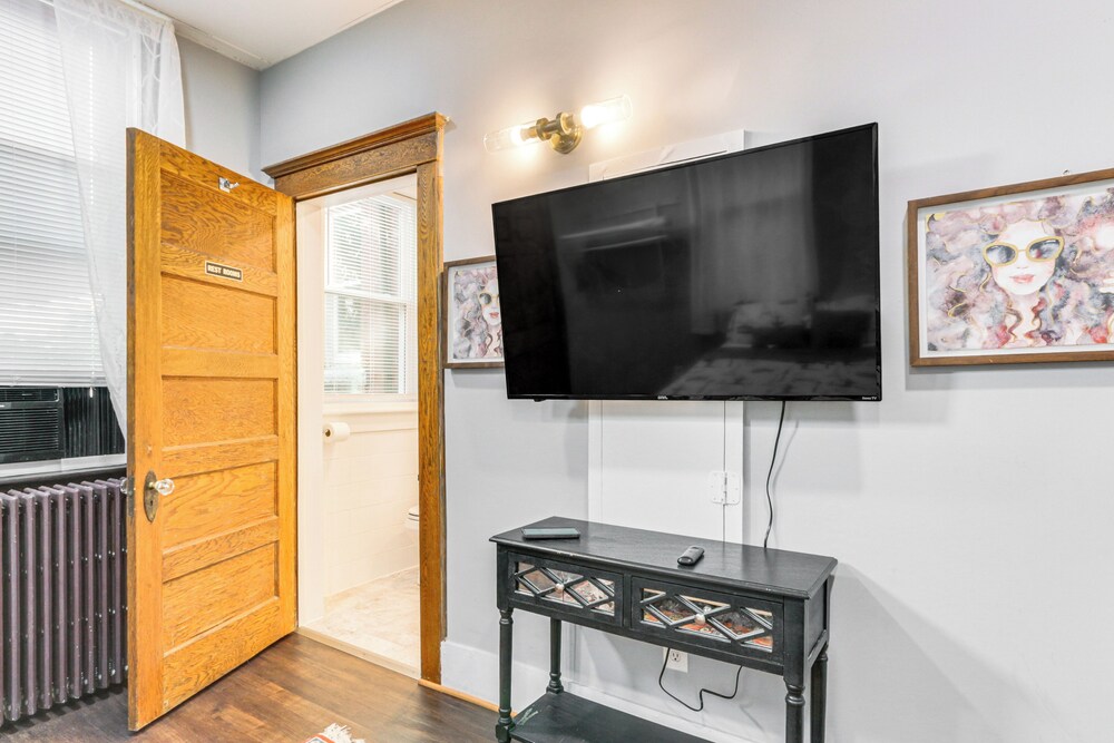 1 Mi to Dtwn Cumberland: Historic Apt w/ Patio!