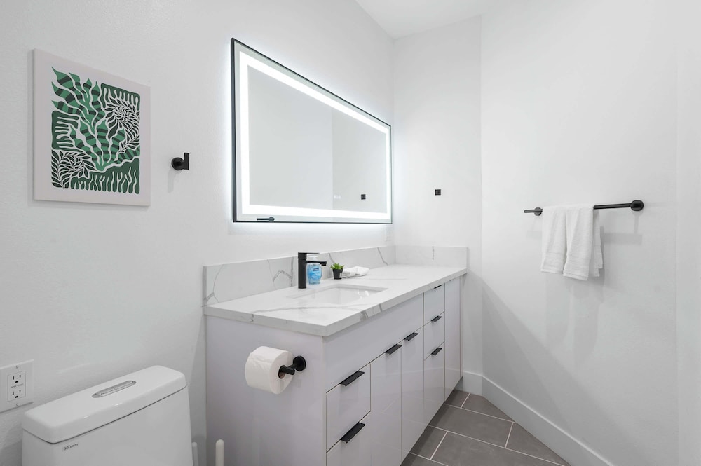 Not Affected by the Fire/modern 5BR Home With Full Amenities & Parking #2