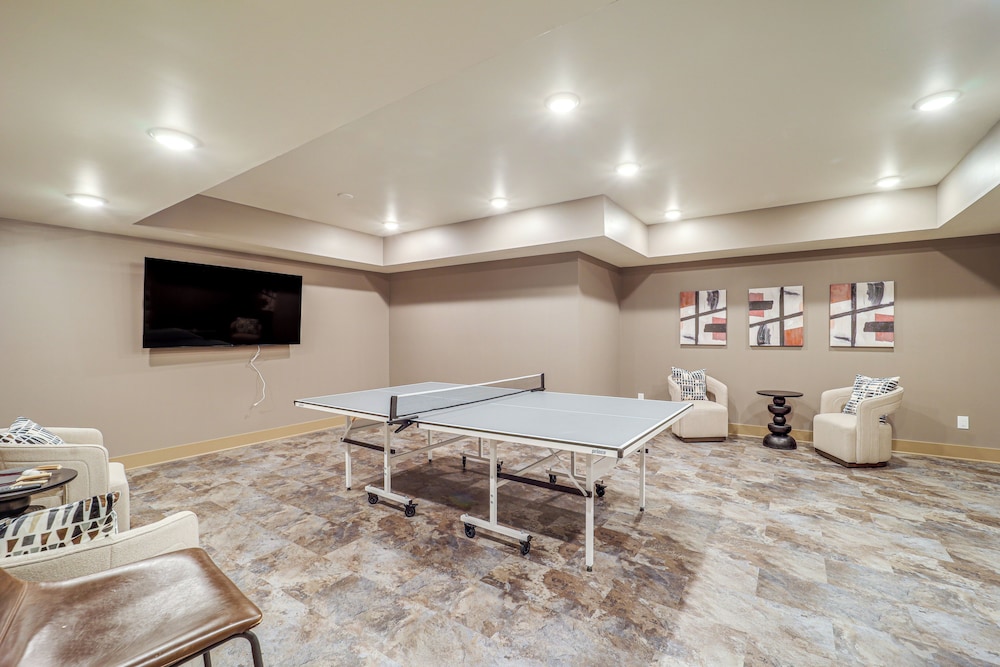 2 Mi to Beech Mtn Resort! 8,000-sq-ft Luxe Escape