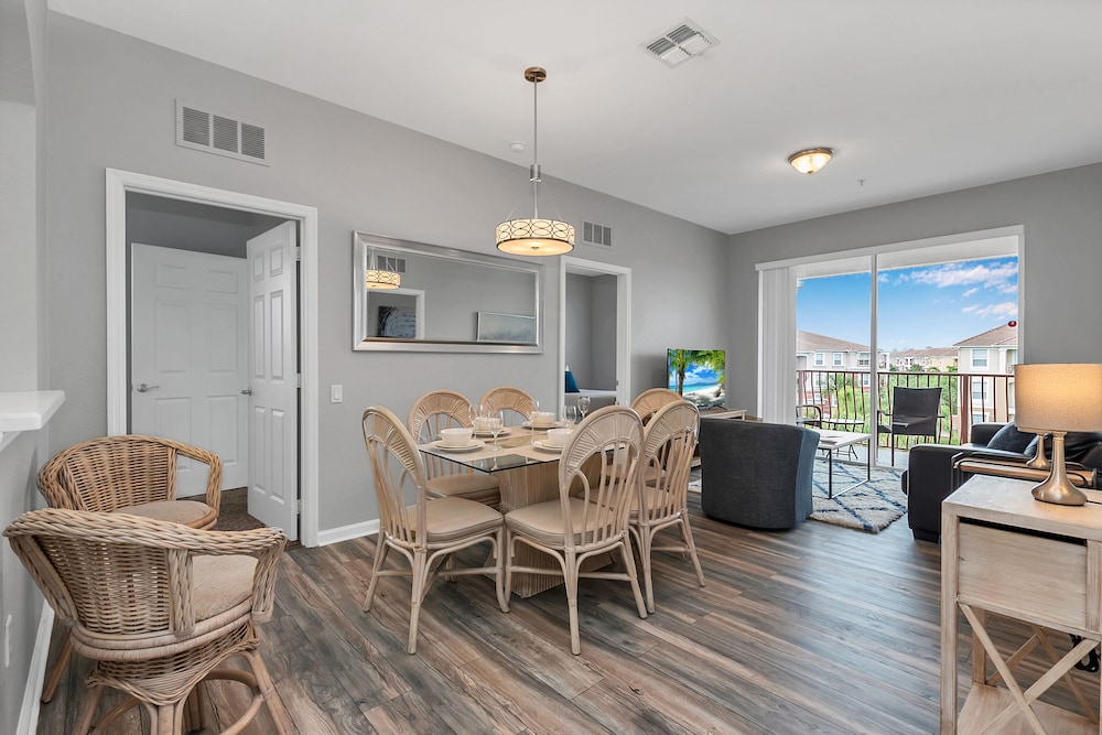 Newly Remodeled Lakeview Penthouse, Near Conv. Ctr
