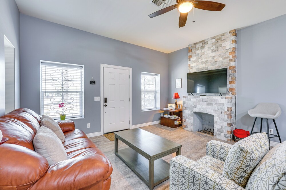 Apartment 2 Mi to Chase Field & PHX Arena!