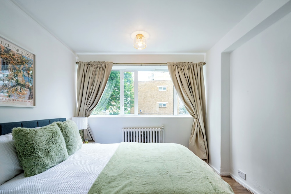 Cozy 2 bedroom flat- Heart of Victoria