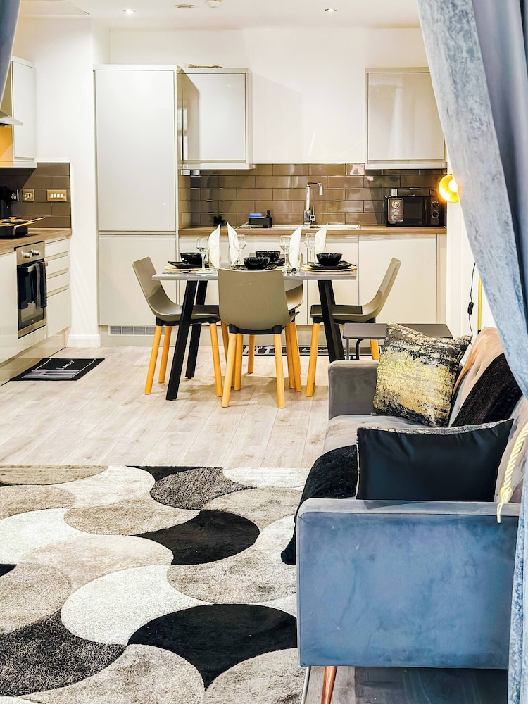 Spacious City Centre Apartment for Up to 5