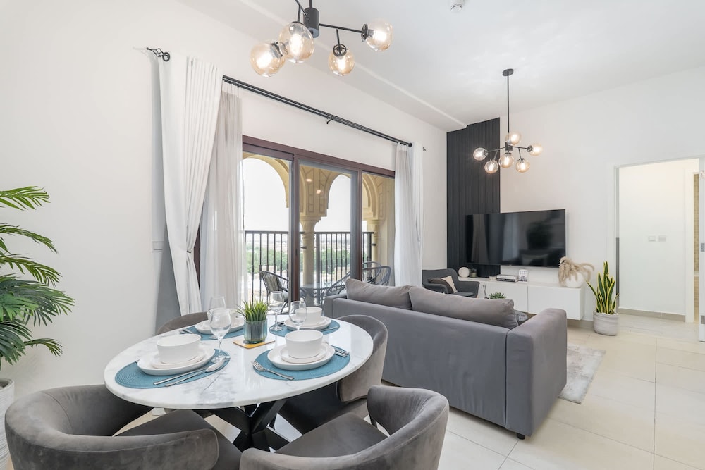 Stylish 1-bedroom Retreat With Pool in Vibrant Jumeirah Golf Estates