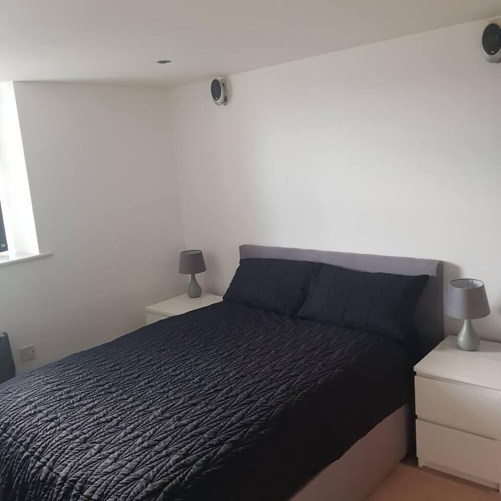 Comfy 1-bed Apartment in Huddersfield view 2