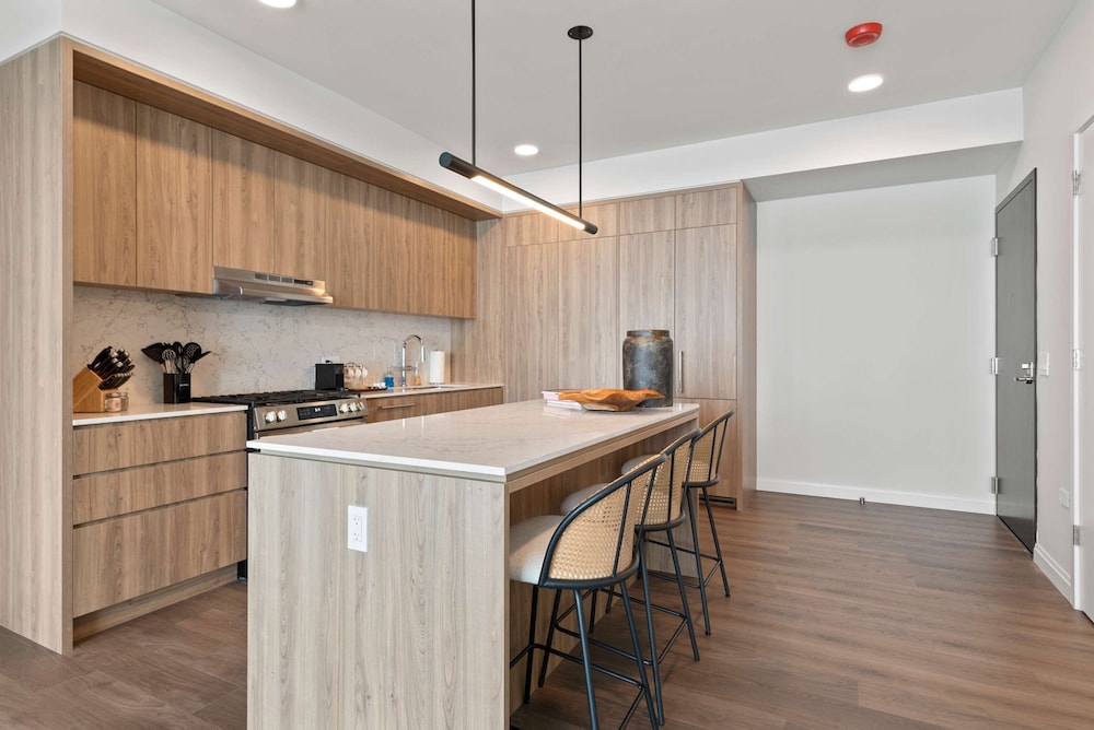 60 Fl Lake View Apt An Urban Oasis in the Sky