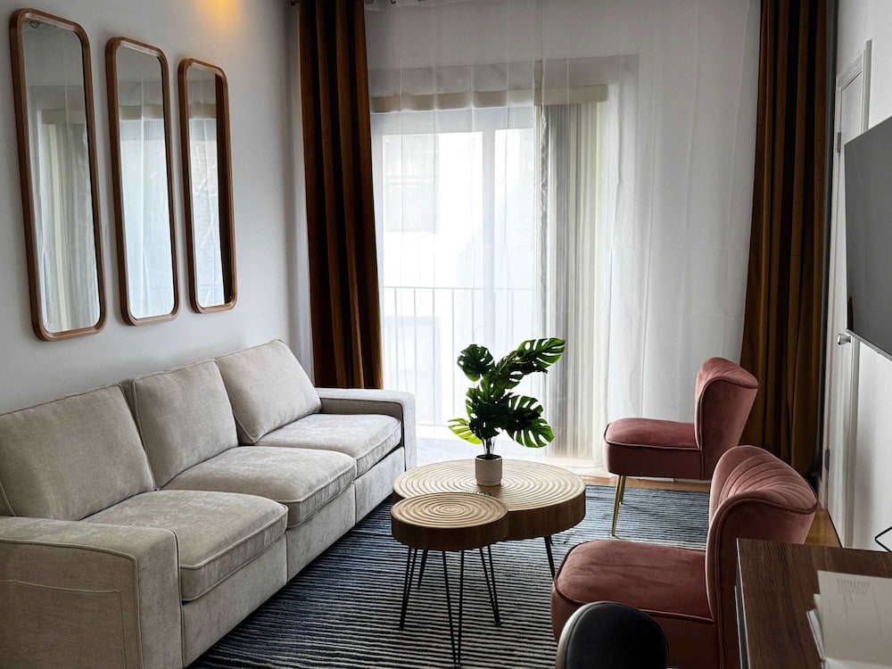 Spacious Brand new Fully Furnished 2-bedroom in Prime Murray Hill Move-in Ready