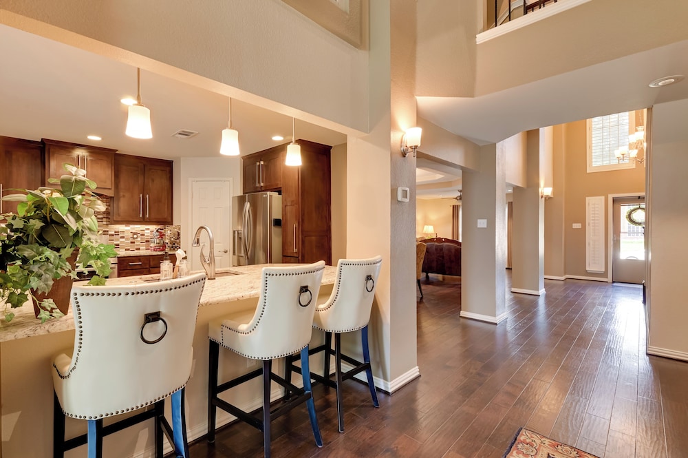 7 Mi to Lewisville Lake: Spacious Denton Home
