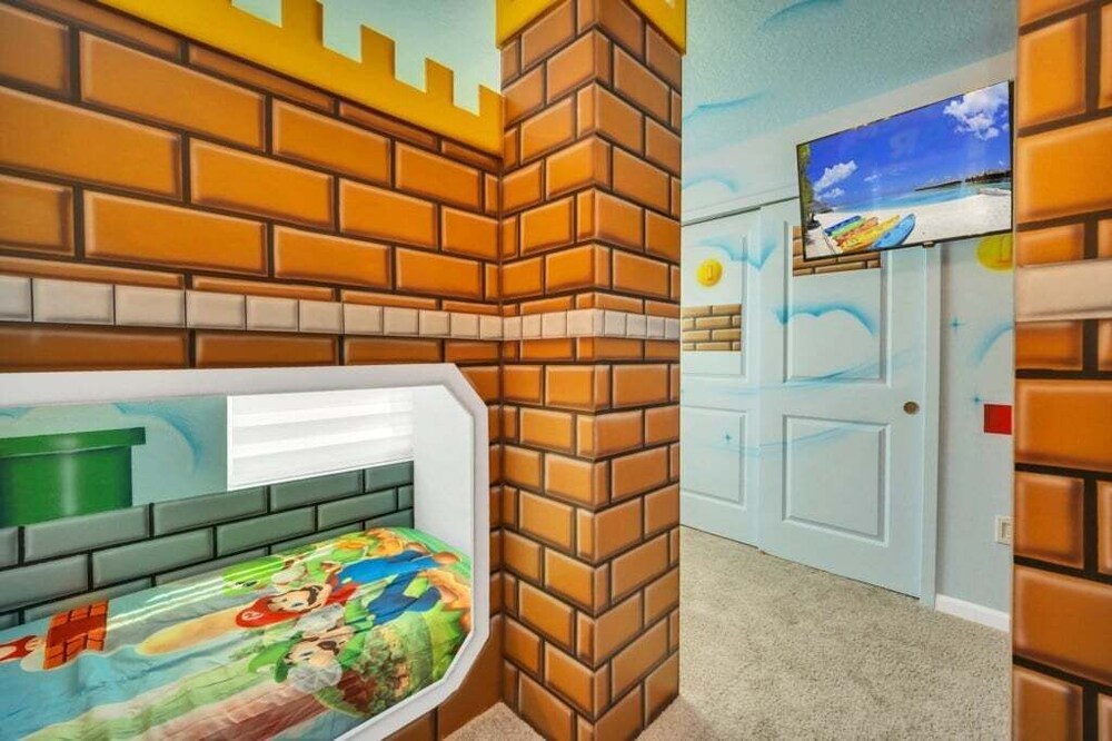 Movie Room, Pool, Theme Rooms Everything Included! 6 Bedroom Villa