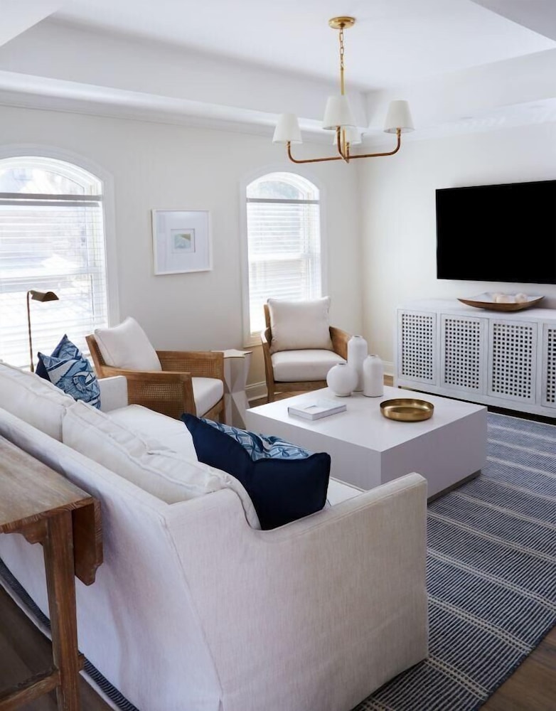 May River Breeze! 3-story Townhouse in Old Town's Promenade
