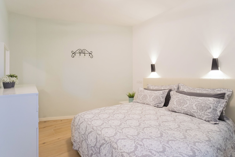 Lakeview Apartments by Rent all Como