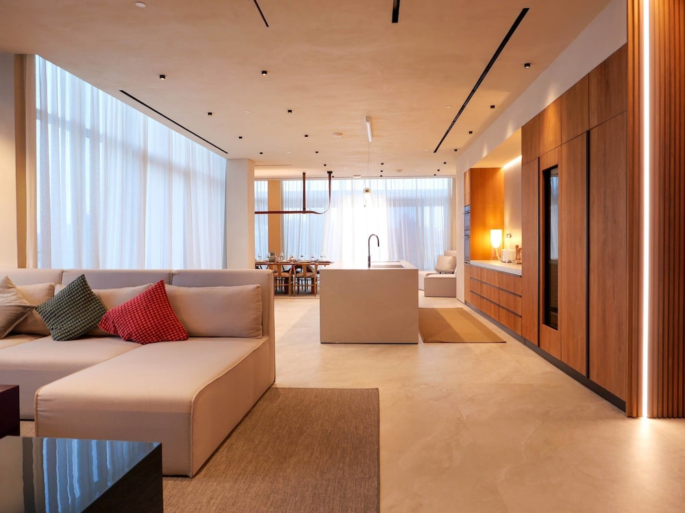 High End 4BR Penthouse With Private Pool and Skyline Views