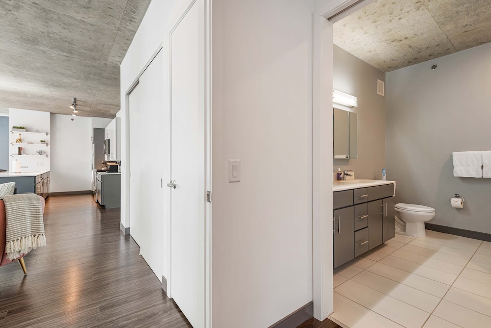 Exclusive 3BR City Views Top Amenities Central