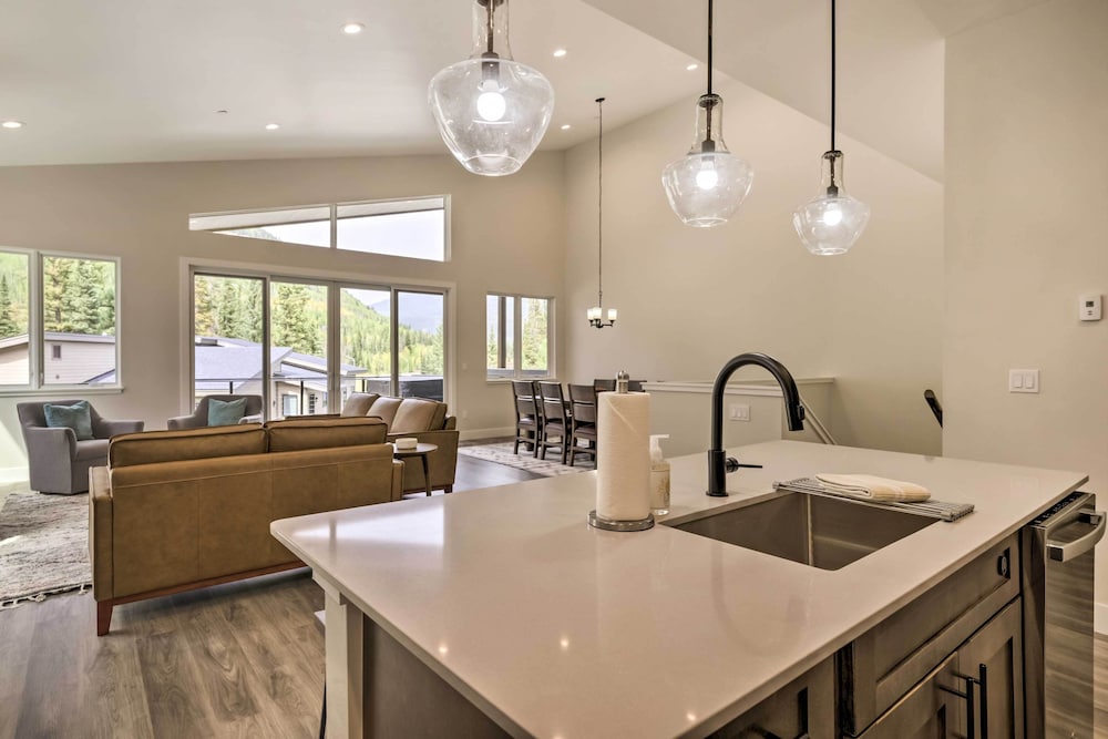 Townhome w/ Hot Tub Across From Ski Lifts! view 5