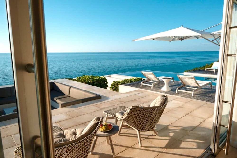 Luxurious Oceanfront Villa Infinity Pool Views