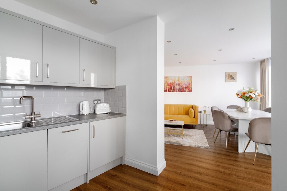 Elegant Spacious Luxury 2 bed Apartment Sleeps 6