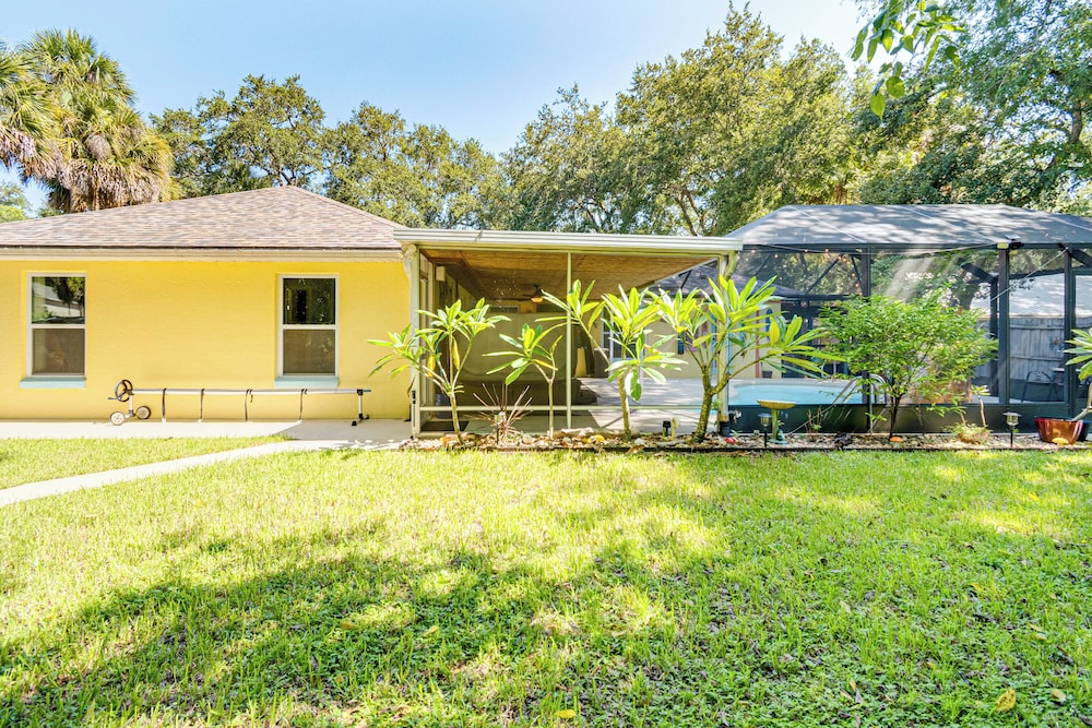 Private Backyard Oasis: Cocoa Family Home!
