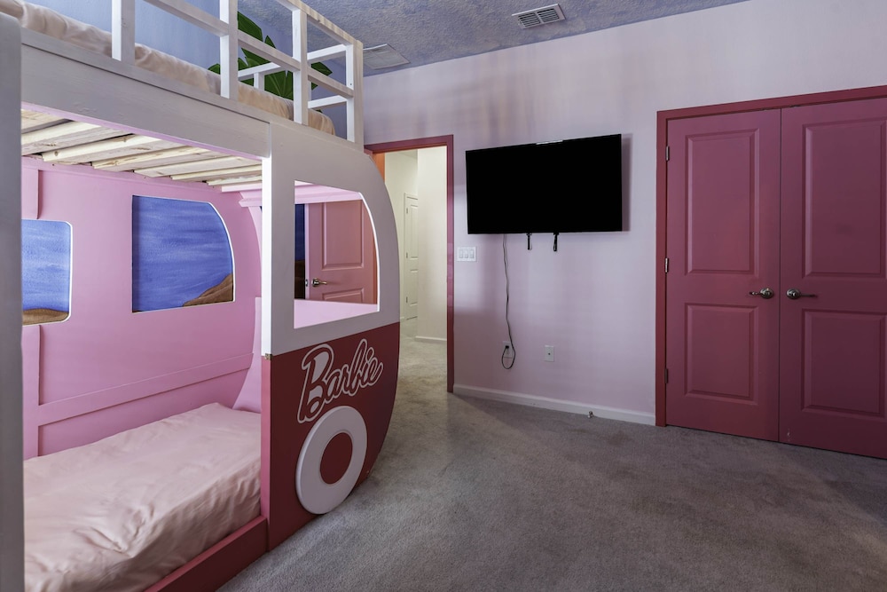 Family Villa w Pool Games n Themed Rooms