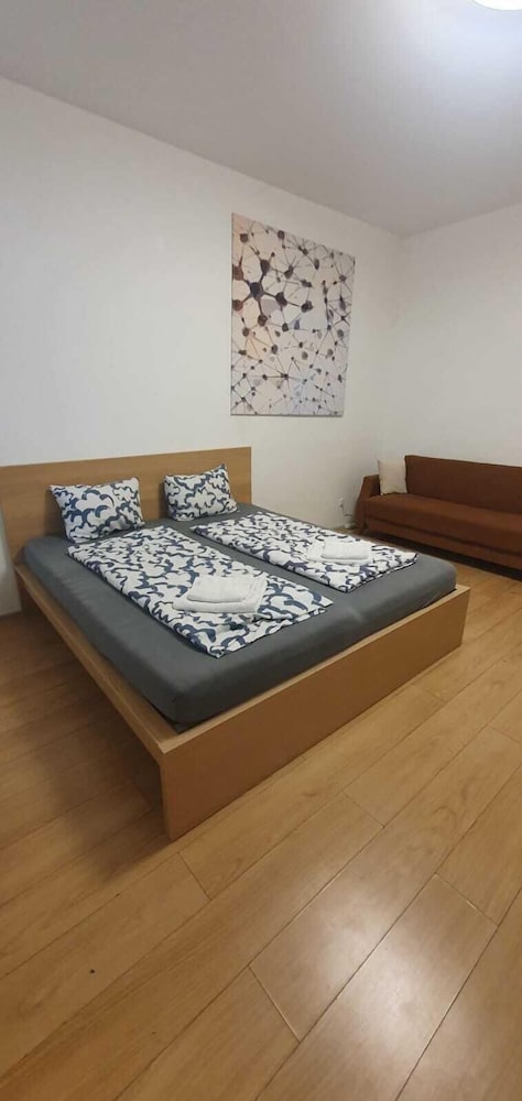 Group Stay 3 Apts Near Enkplatz