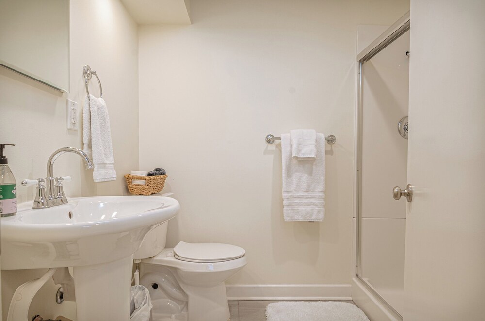 The Midtown Cozy Nook - Near Fort Moore
