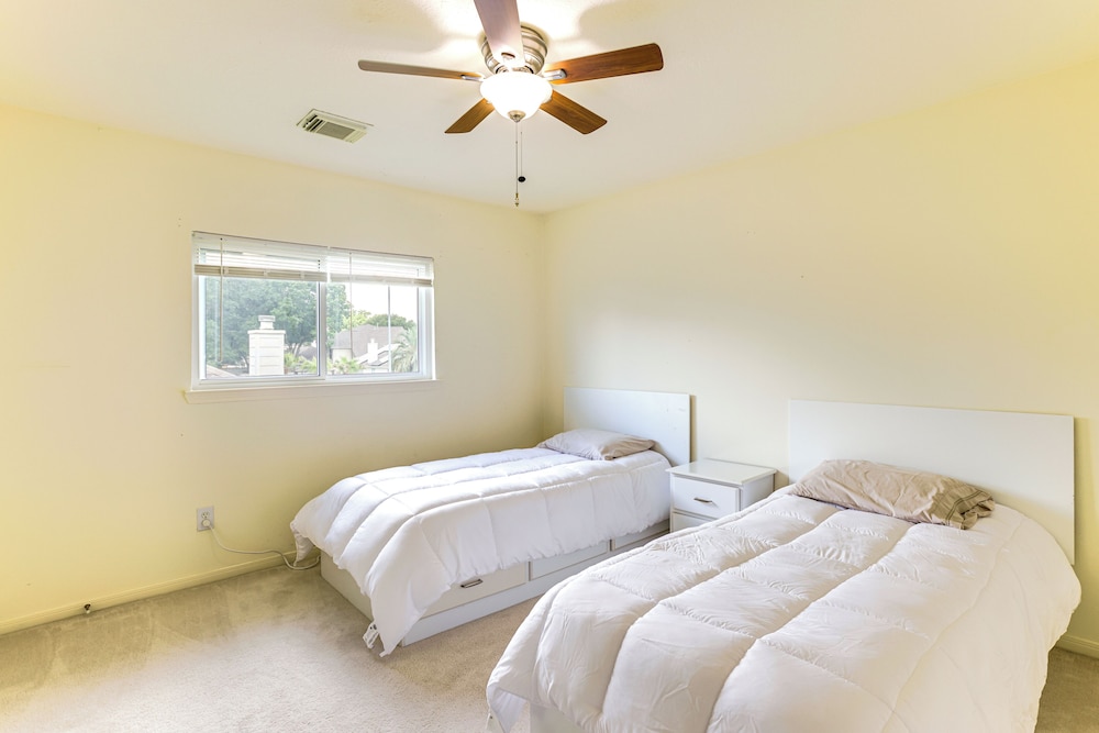 4 Mi to Old Town Spring: Family Retreat w/ Yard!