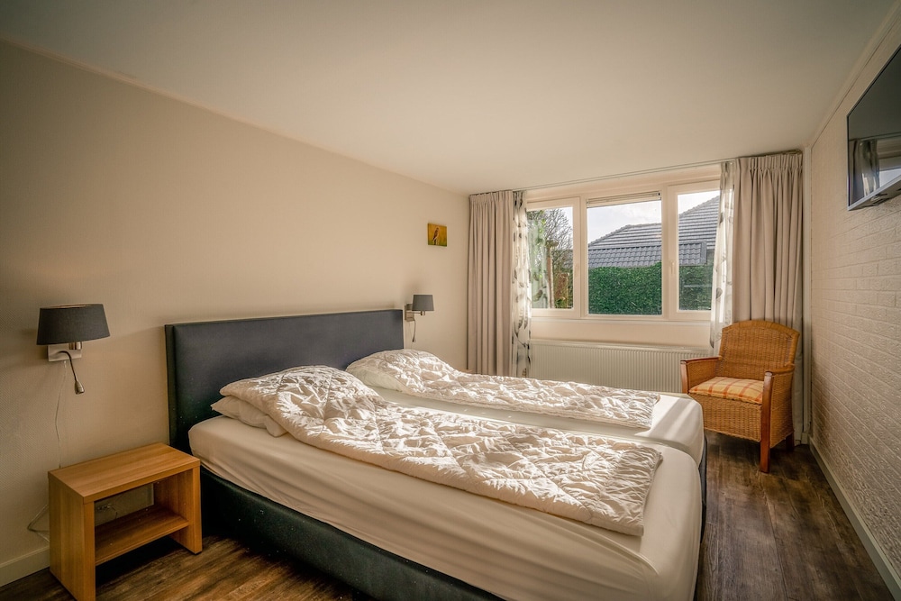 Modernly Furnished 6-person Bungalow in the Seaside Resort of De Koog