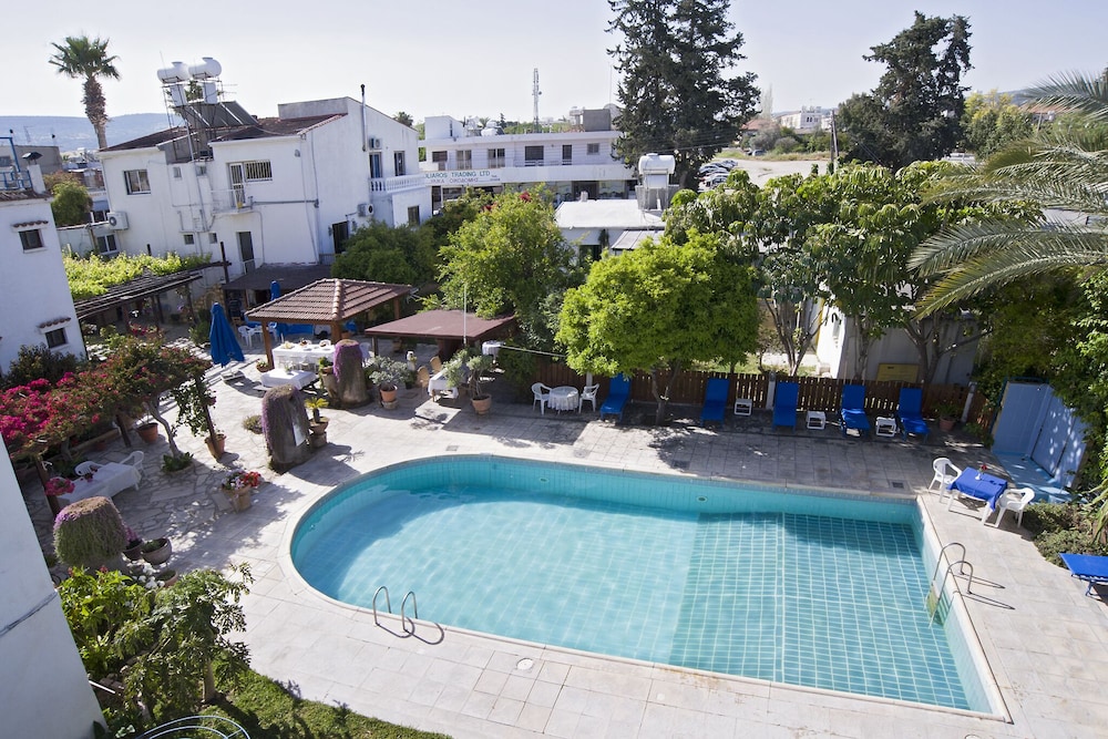 Room-spacious One Bedroom Apartment in P view 5