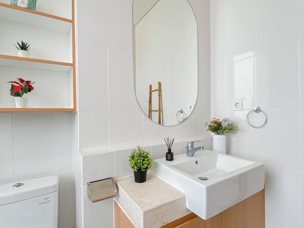 Warm Contemporary 2Br Apartment At Samara Suites