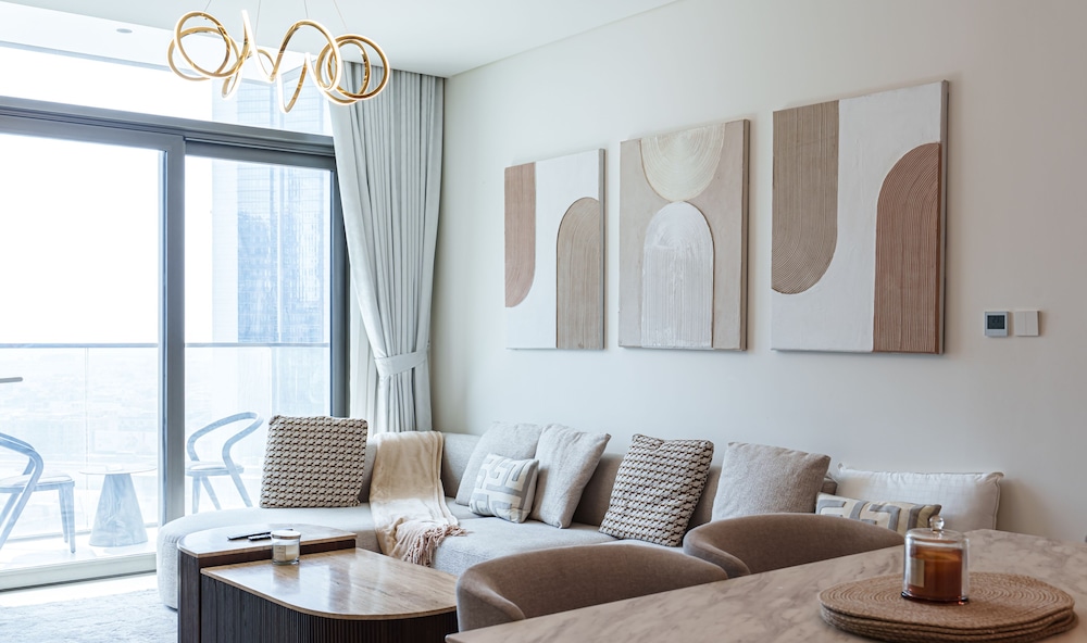 Downtown 2BR | Walk to Burj Khalifa + Dubai Mall
