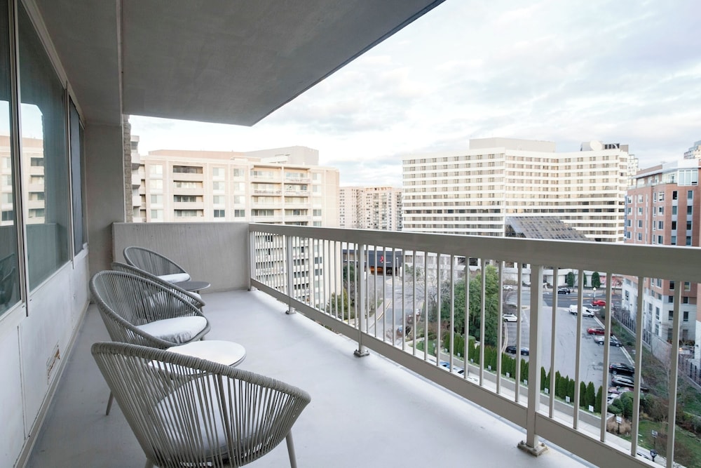 Crystal City Apt Close to Airport