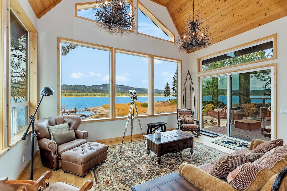 2 Lakefront Homes by Avantstay Sleeps 23, Private Dock+beach, Hot Tub, Fire Pit, Deck Views