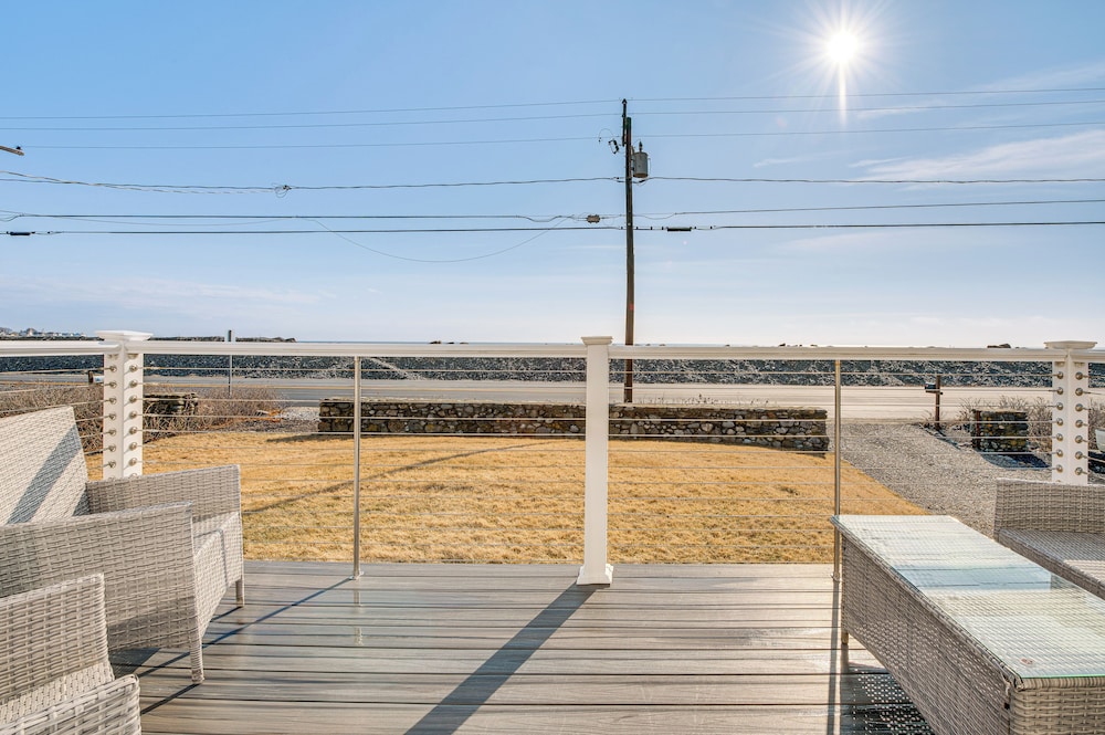 Walk to Rye Harbor State Park: Home w/ Ocean Views