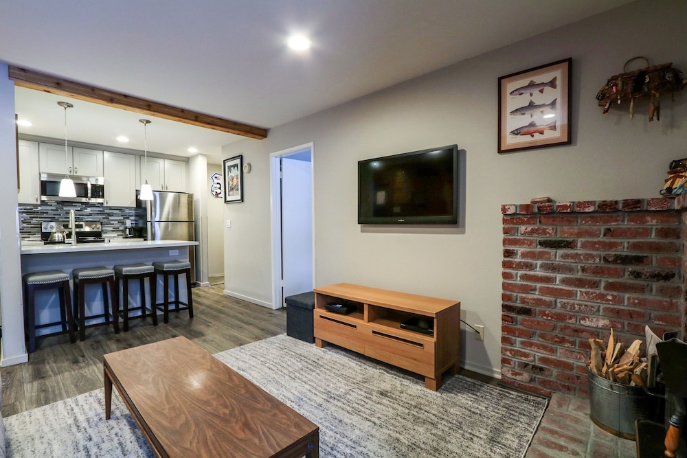 La Residence V S02 Remodeled and Cozy, Great Complex Amenities, Quiet Forest Setting by RedAwning