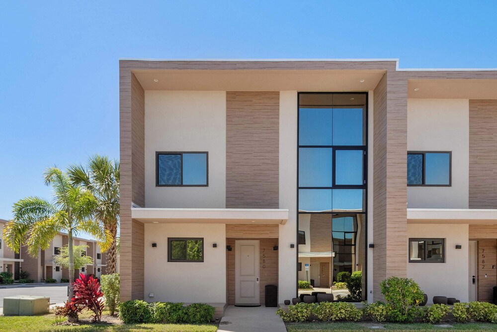 Chic Disney Villa Stunning Patio, Resort Amenities & Minutes From Parks