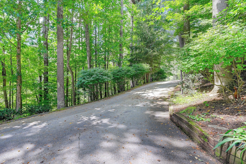Near Boone-custom Built Cabin: 3 BR 3 BA W/hot Tub
