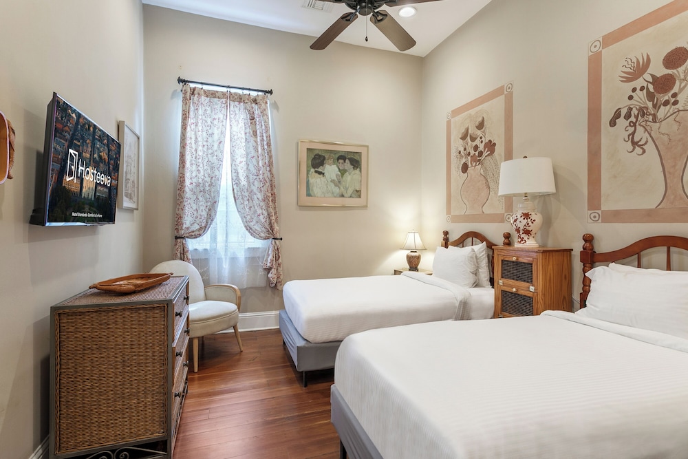 Spacious Retreat with private Pool - Image 4