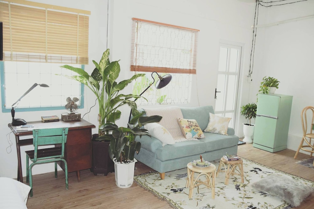 Sunny Greenery oasis in downtown