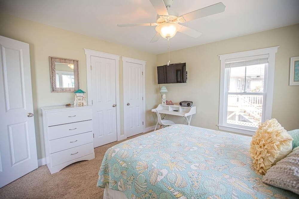 Life's A Beach 4 Bedroom Home by RedAwning