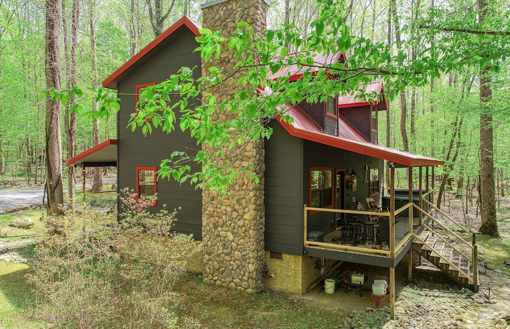 Elk Run On Cosby Creek - 2 Bedrooms, 2 Baths, Sleeps 7 Cabin by RedAwning