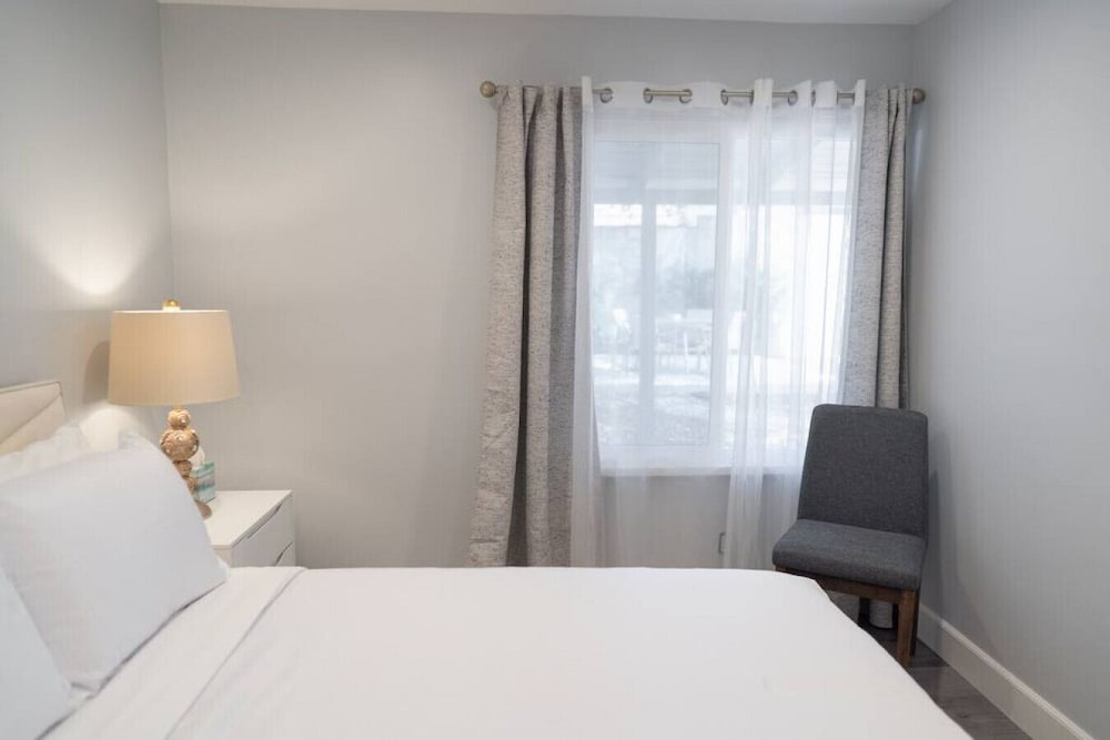 Updated 1BR House in Glendale With Private Fenced Yard p55