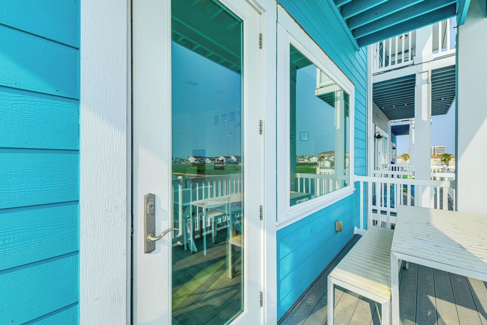 Walk to Beaches: Padre Island Escape w/ Dock