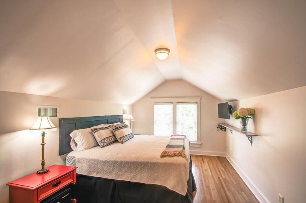 Photograph supplied for Belmont Blvd Bed and Breakfast