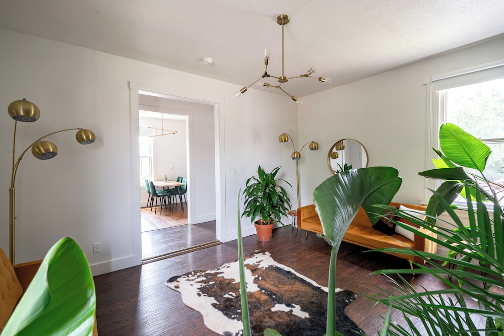 Jungle House Luxury Stays - Downtown Chillicothe view 4