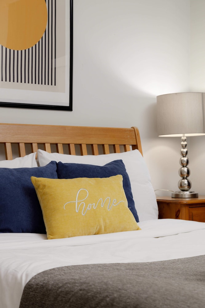 Stylish 1BR Suite in North Vancouver 10 mins ski view 2