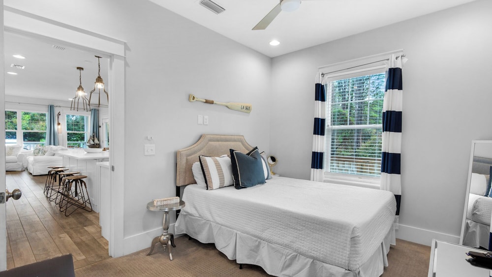 Best of Both Worlds: Pool, Golf Cart, Nearby Attractions & Steps to Beach!