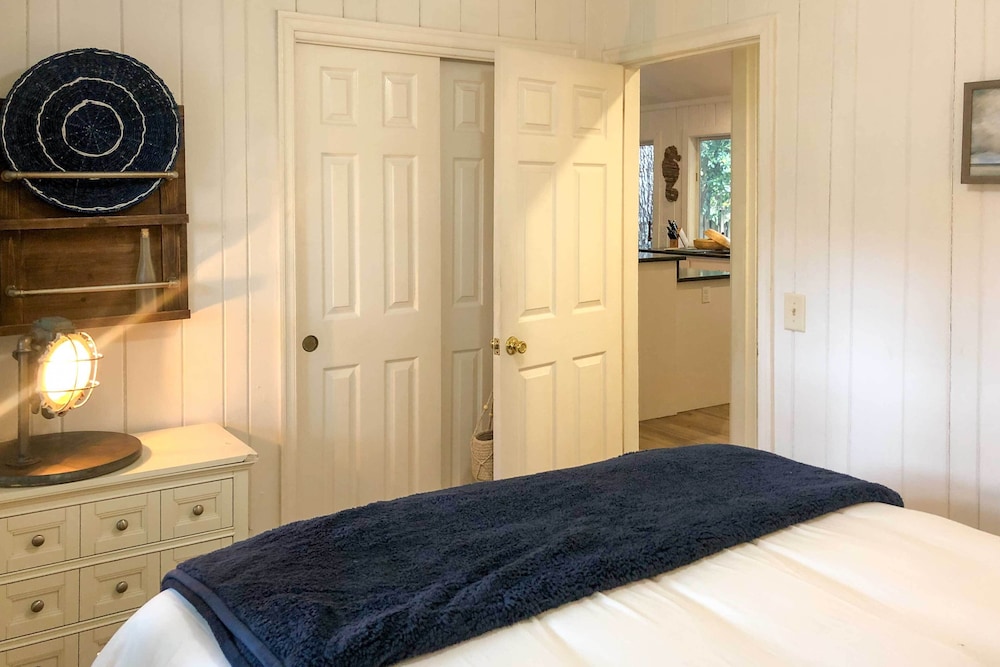 St Simons Island Vacations - Charming Simons Cottage w/ Porch: Half Mi to Beach - Property Image 4