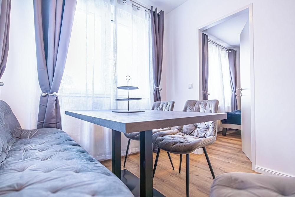 Comfy 1BR 1LR Apt Donaustadt Zones