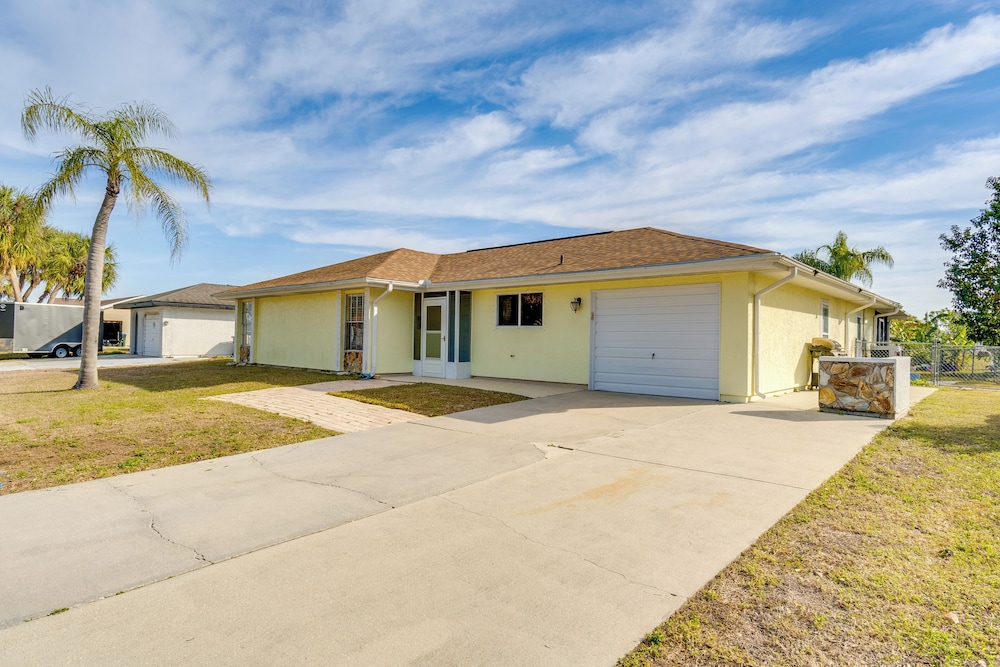 4 Mi to Warm Mineral Springs: Canal-front Getaway